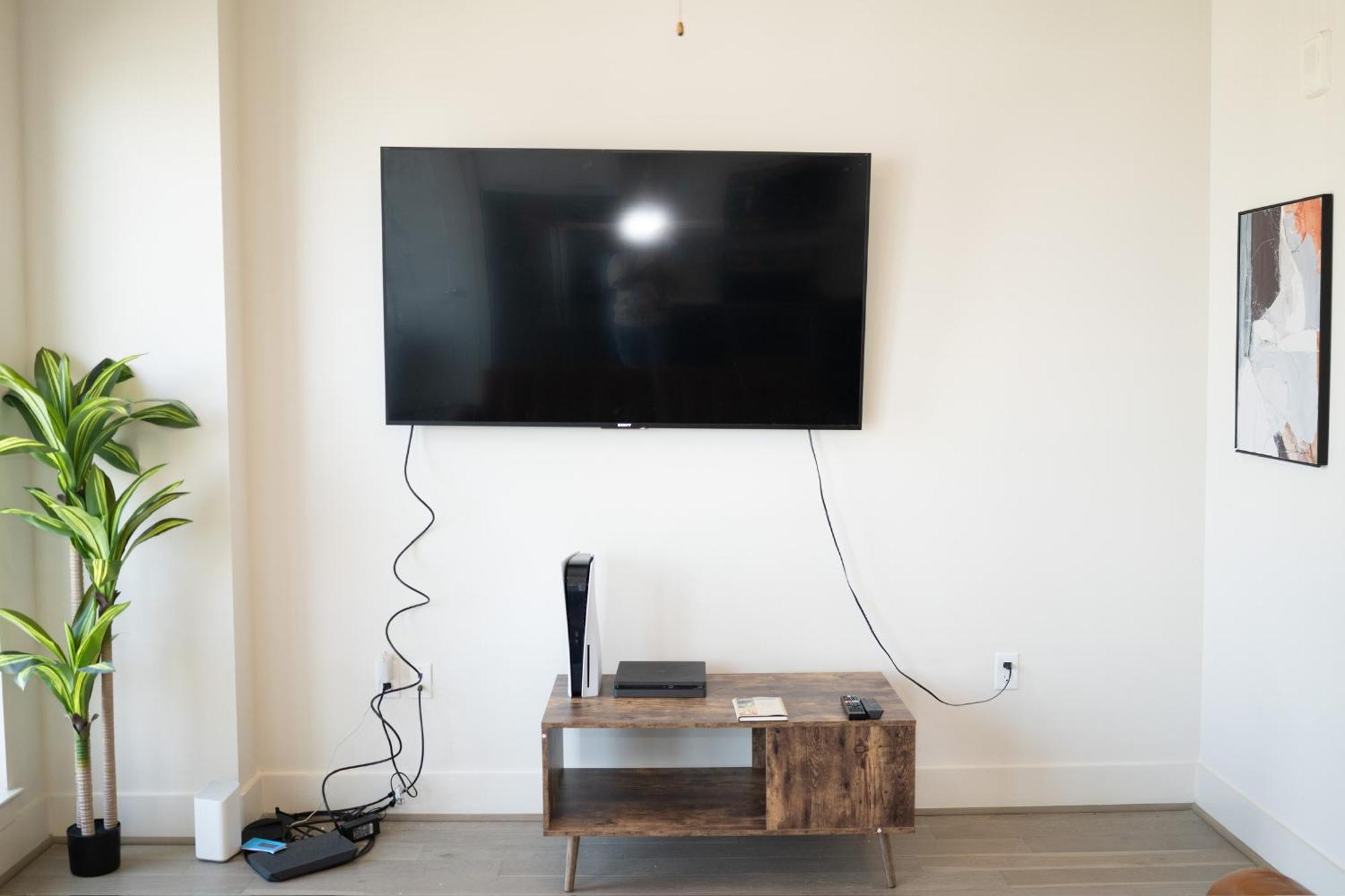 5 Min From Everything! Pool, Gym, Balcony * Houston