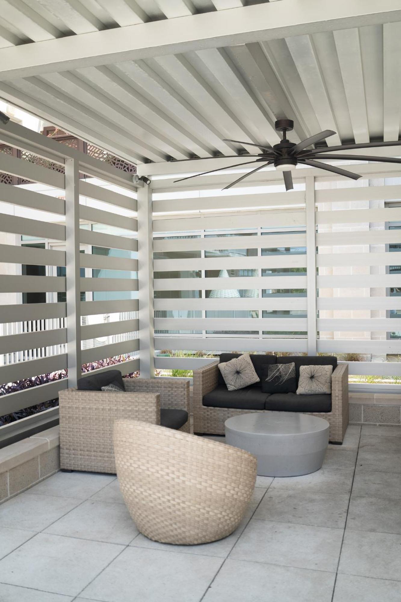 5 Min From Everything! Pool, Gym, Balcony * Houston