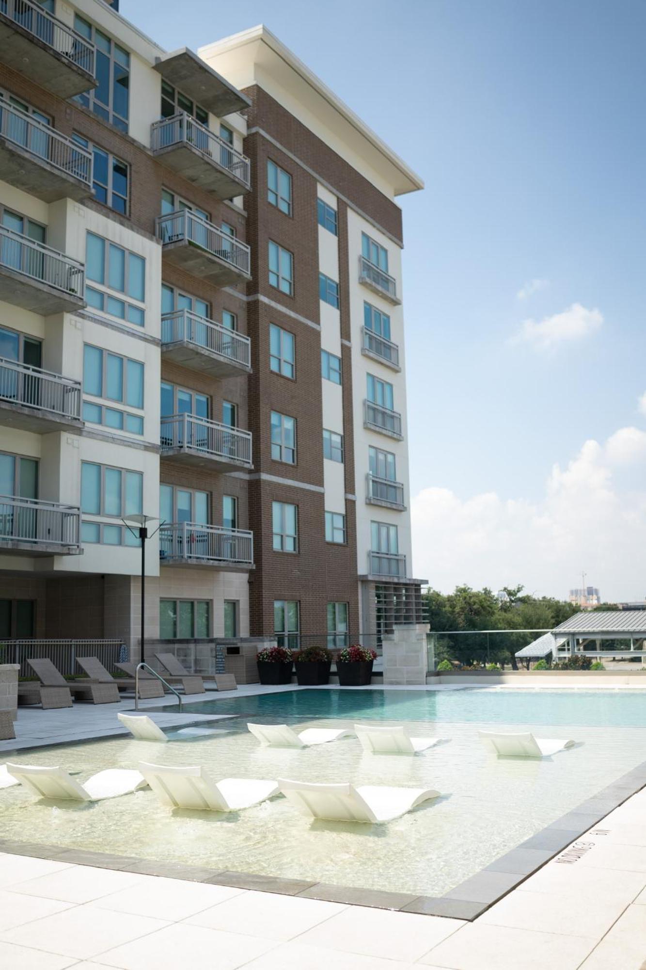 5 Min From Everything! Pool, Gym, Balcony Apartment *