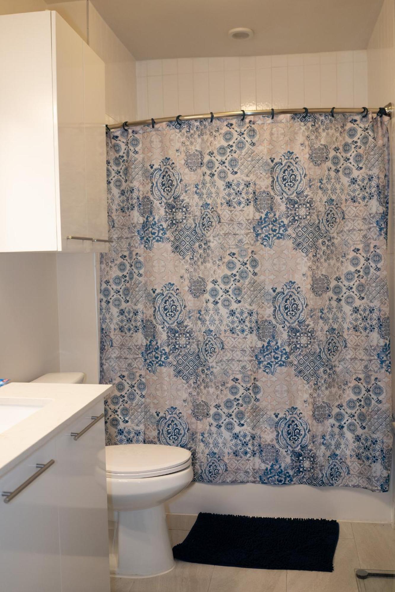 Apartment 5 Min From Everything! Pool, Gym, Balcony Houston